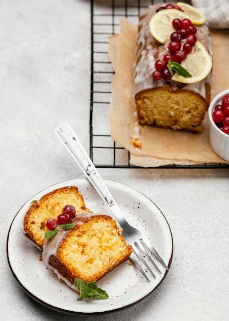 ansprechende tischszene: angeschnittene kuchenstücke neben kakao und beeren