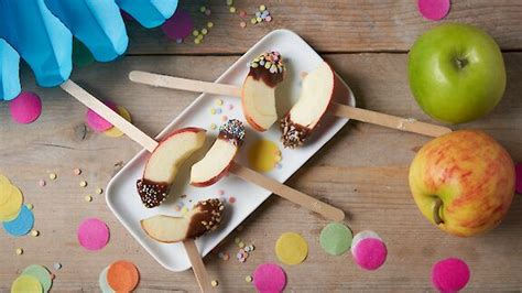apfel-lollis mit schokolade und streuseln