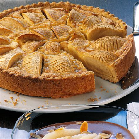 apfelkuchen mit rahmguss serviert