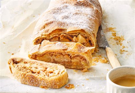 apfelstrudel auf backblech mit butter und mandeln