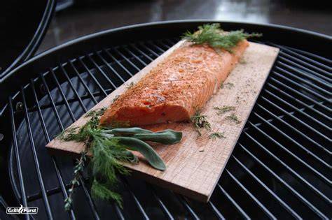 aromatische Rauchnoten beim Grillen von Lachs auf Zedernholzplanke
