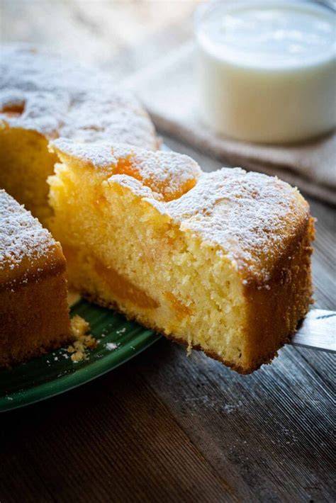 aufbewahrung von buttermilchkuchen in box und stück auf teller