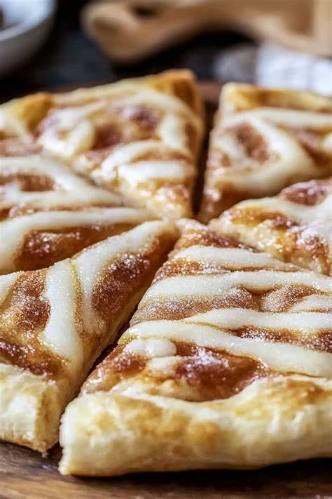 aufgerollter croissant-teig mit zimt-zucker bestreut