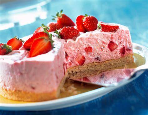 aufgeschnittene Erdbeer-Mascarpone-Torte mit Erdbeerscheiben zwischen den Schichten