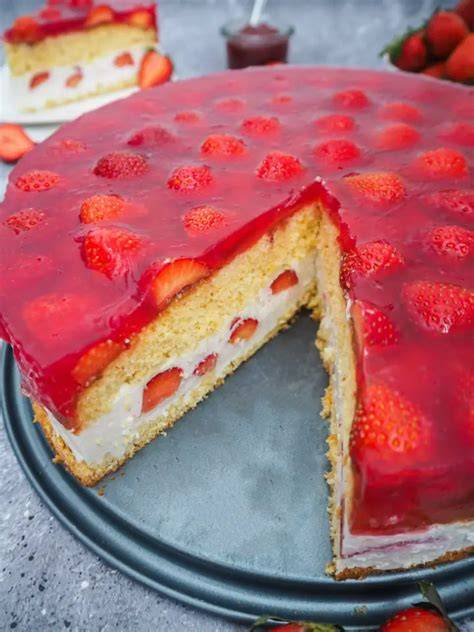 aufgeschnittene Erdbeertorte ohne Zucker