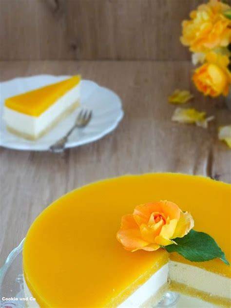aufgeschnittene Mango-Joghurt-Torte mit Mangostückchen