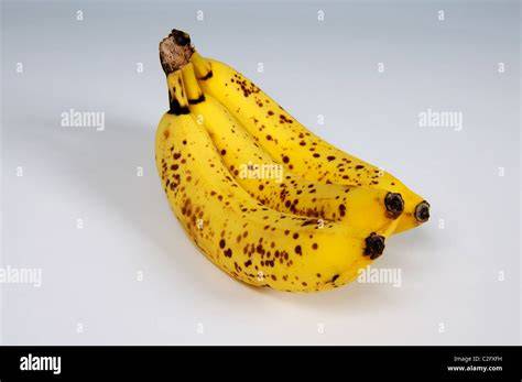 aufgeschnittene reife Banane mit braunen Flecken