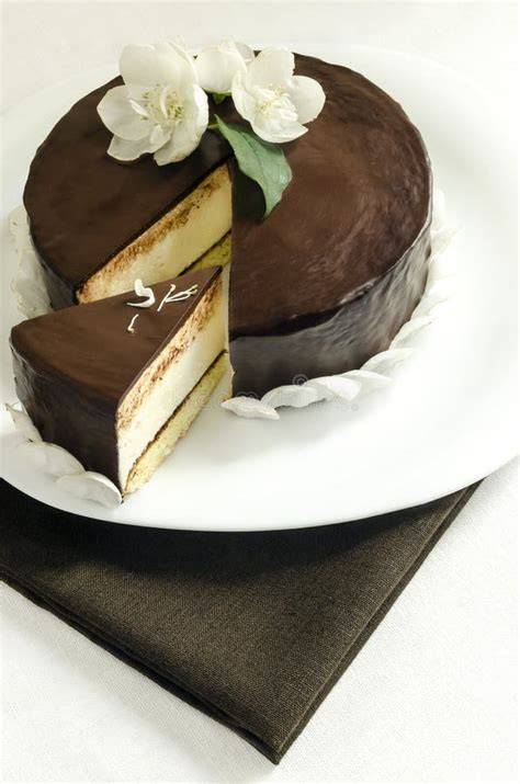aufgeschnittener Kuchen mit weißer Schokoladenglasur