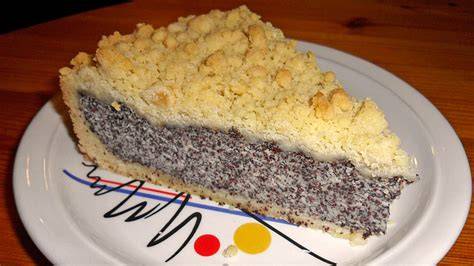 aufgeschnittener Mohnkuchen mit Quark und Streusel