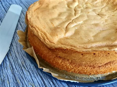 aufgeschnittener Wiener Boden, fertig für Torte