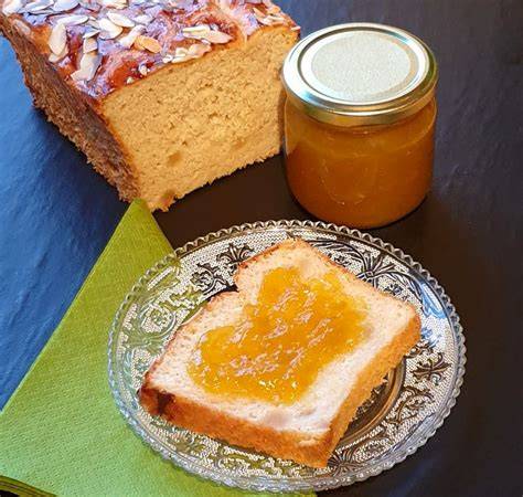 aufgeschnittenes Brot mit Kirsch-Gin-Marmelade