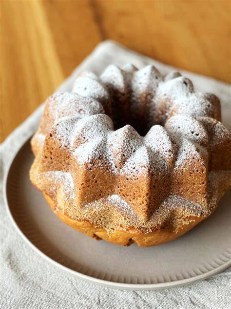 ausgeformte Gugelhupfform mit Butter und Mehl