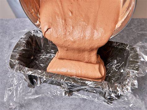 ausgelegte Kastenform mit Frischhaltefolie