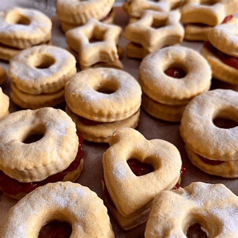 ausgestochene Hildabrötchen und Füllung mit Marmelade