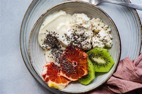 ausgewogene mahlzeit mit obst nuesse und dunkler schokolade