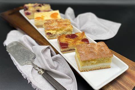 auswahl an gefüllten kuchen auf einer kuchenplatte, verschiedene füllungen