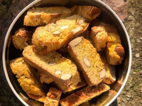 auswahl italienischer kekssorten: cantuccini amarettini biscotti