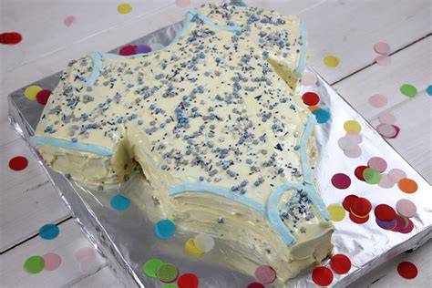 babybody kuchen: schritt-für-schritt schema vom zuschneiden bis zur rosa beschriftung