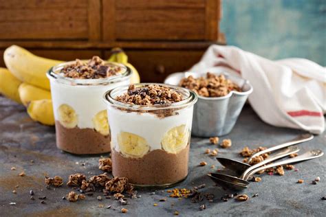bananen auf joghurt mit granola