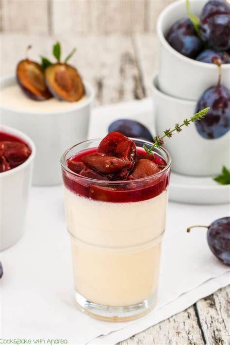 bayerische creme im glas mit zwetschgenröster