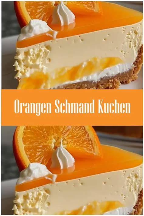 bayerischer Orangen-Schmand-Kuchen, angeschnitten auf Tortenplatte