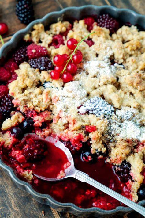 beeren crumble in auflaufform