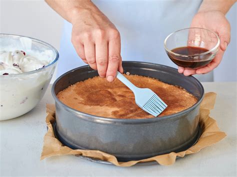 biskuitboden in der Springform vor dem Backen
