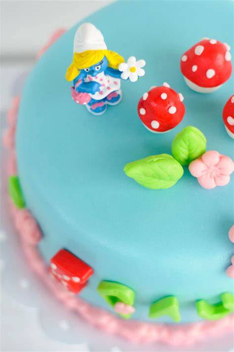 blaue fondant bedeckte schlumpftorte