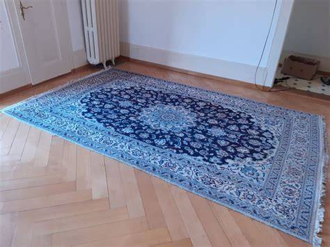 blauer-perserteppich-in-modernem-wohnzimmer