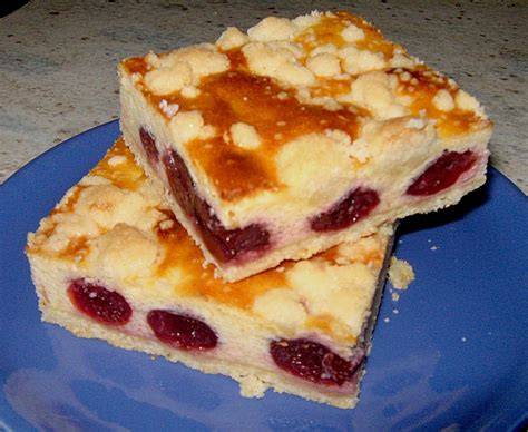 blechkuchen mit kirschen und streuseln nahaufnahme