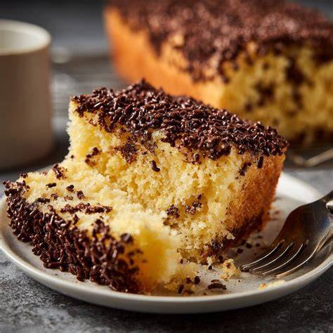 blechkuchen mit quark und schokostreuseln in stücken
