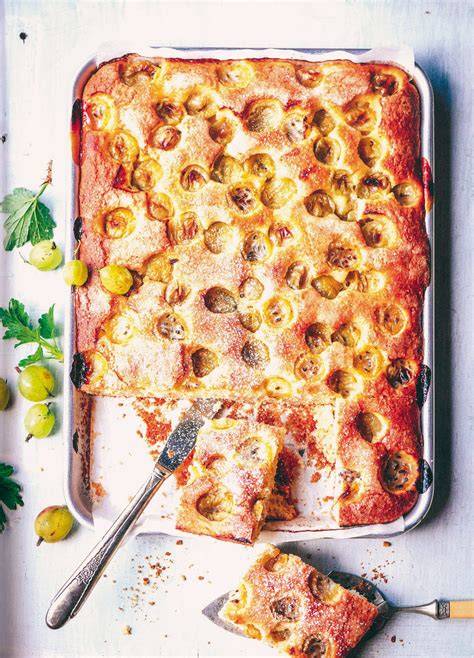 blechkuchen mit stachelbeeren, zitronenguss wird darüber gegossen