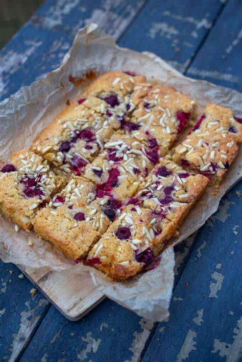 blechkuchen mit weißer schokolade und mandeln frisch gebacken