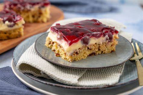blechkuchen-mit-quark-und-johannisbeeren