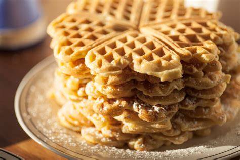 brüsseler waffeln auf einem teller mit puderzucker