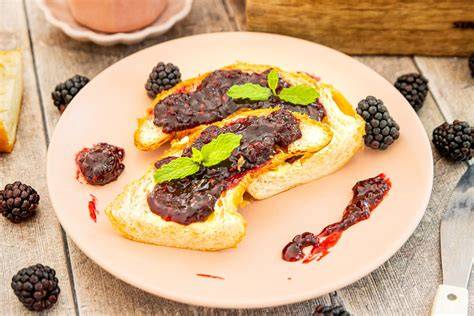 brot mit brombeermarmelade und quark serviert
