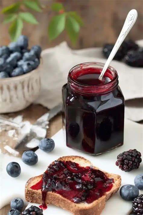 brot mit johannisbeer heidelbeer marmelade