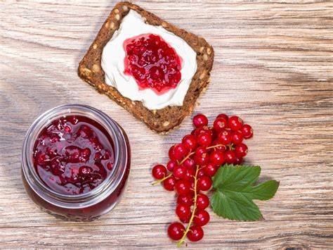 brot-mit-johannisbeermarmelade-aufgestrichen