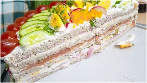 brottorte aufgeschnitten, verschiedene Schichten sichtbar