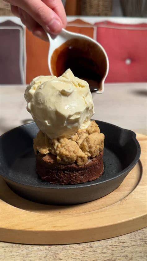 brownie mit eiskugel und schokosauce