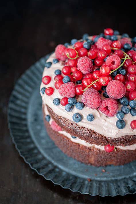 brownie-torte mit beeren-schichten