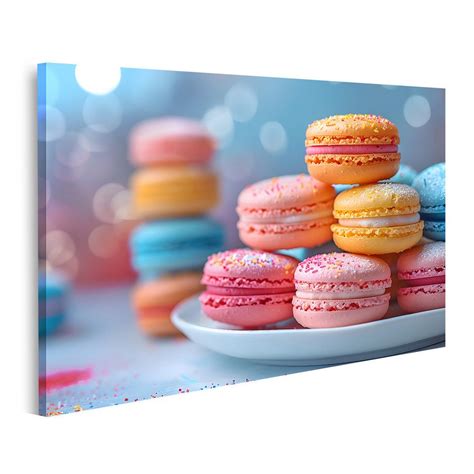 bunte Biskuiteier auf Teller