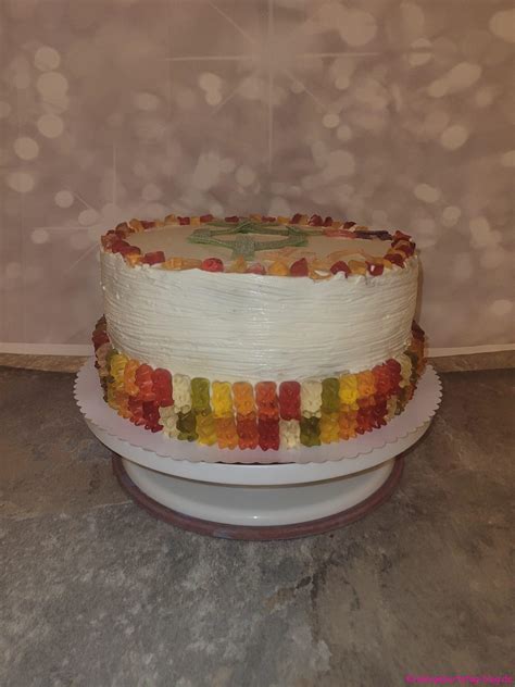 bunte Gummibärchen‑Torte mit Gummibärchenmantel