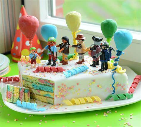 bunte Karnevalstorte mit mehrschichtiger Creme