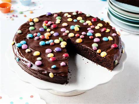 bunte Kindergeburtstagskuchen mit Smarties, Gummibärchen und Streuseln