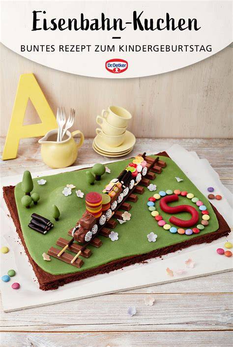 bunte Marzipan-Eisenbahn auf einem Kuchen