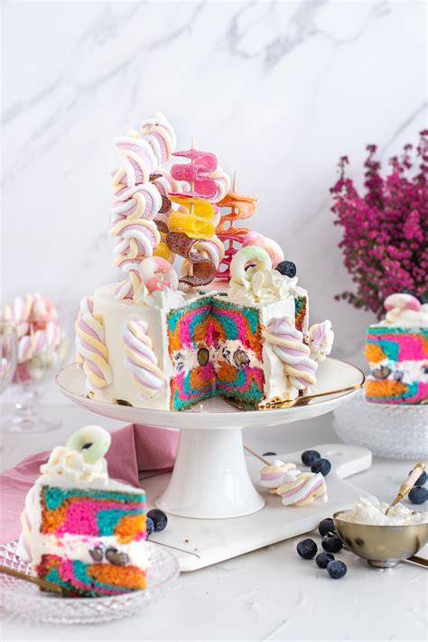 bunte Schokodrip-Donut-Torte mit Donut-Deko