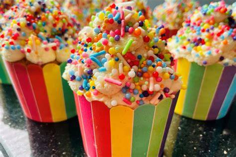 bunte Streusel auf Cupcakes