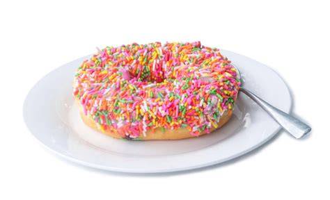 bunte Zuckerstäbchen an Holzspießen auf einem Teller