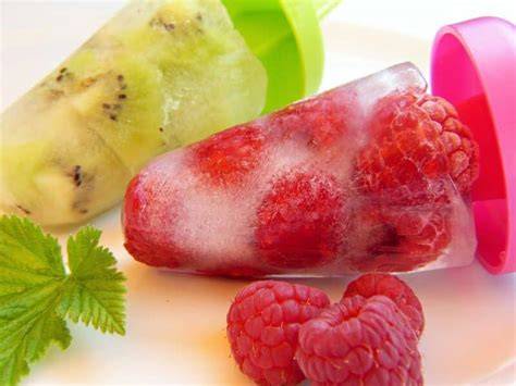 bunte eisförmchen mit fruchtigem wassereis